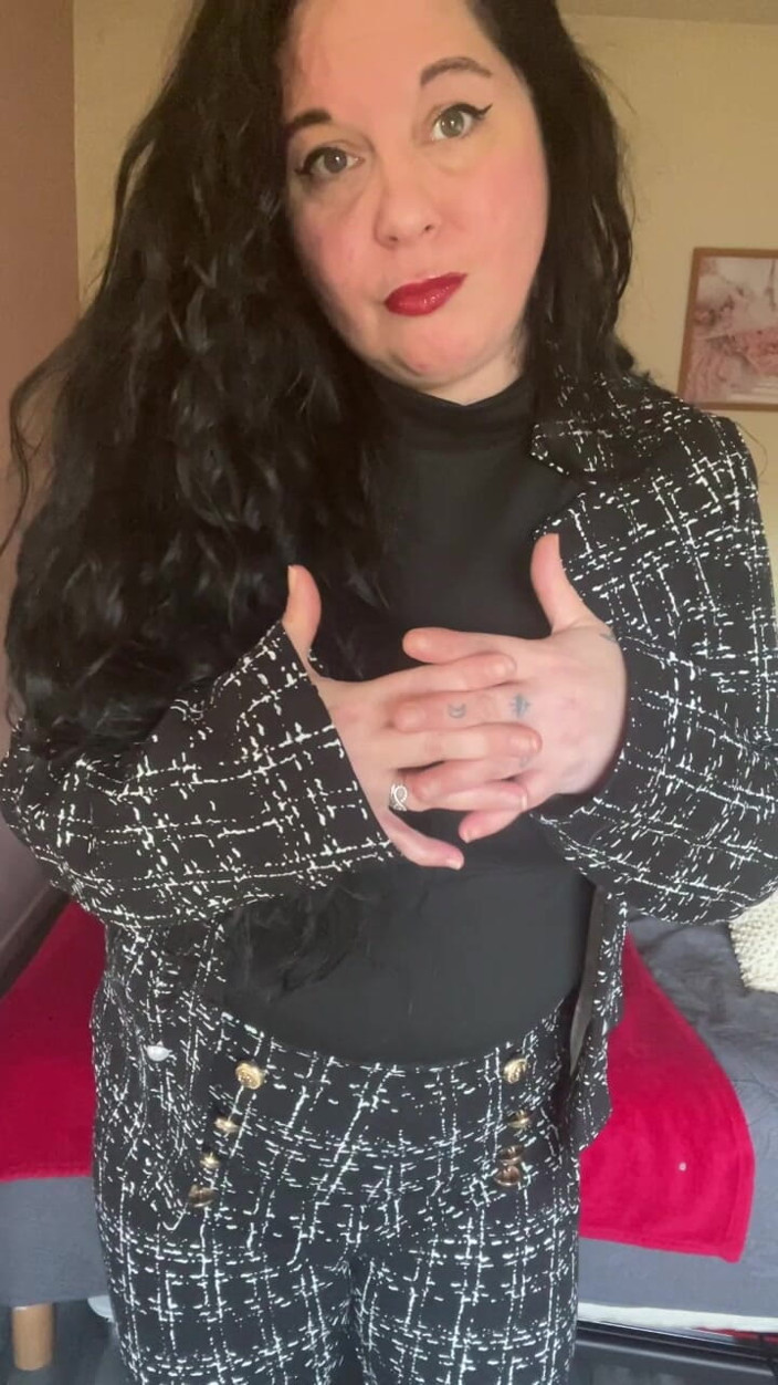 Maitresse Clara: Ich beschäme euch alle in Eleganz