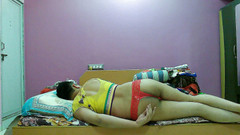 Cute & Nude Crossdresser: 性感的娘娘腔变装者femboy Sweet棒棒糖在上衣和丁字裤。