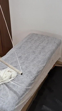 患者が婦人科医に行き、彼女のマンコに射精を受けることになります