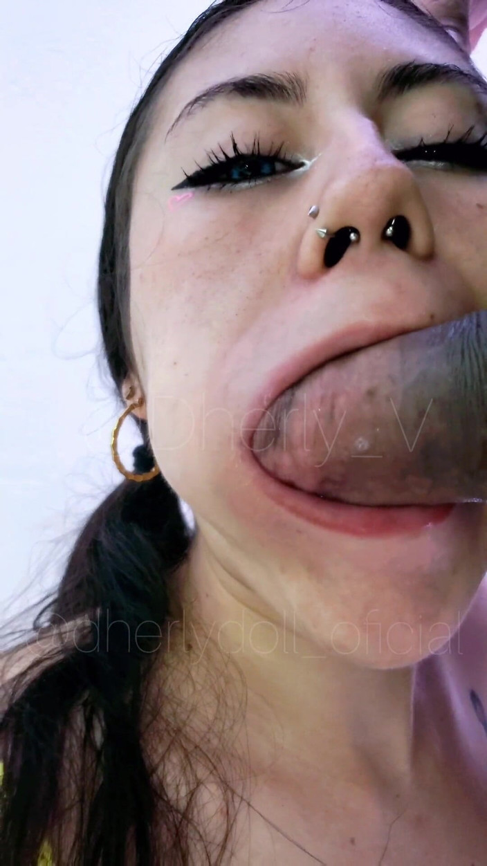 DherlyDoll: この美女は口の中に精液を入れるのが大好きです