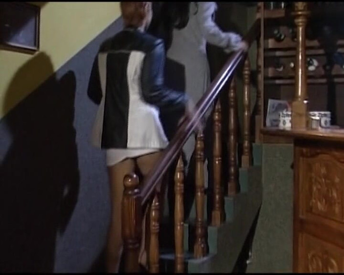 German Threesome: Blonďatá kočička z Německa dvakrát ošukaná v horké místnosti