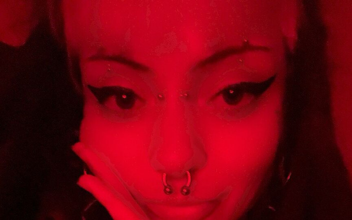 Bambi Fae: 屁股粉碎