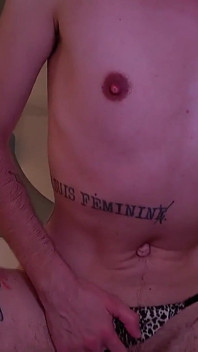 Ftm twink sert ham sikişmeden önce büyük merdane babasının yarağını tapıyor