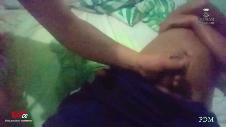 pinoy malibog: Uzanırken arkadaşımın yarağını emdim