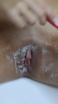 Haarige vagina mit rasierschaum rasieren! Nahaufnahme!