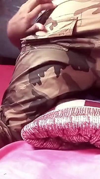ขี่ครูดหมอนในชุดทหารพร้อมเอานิ้วเย็ดหีตัวเอง