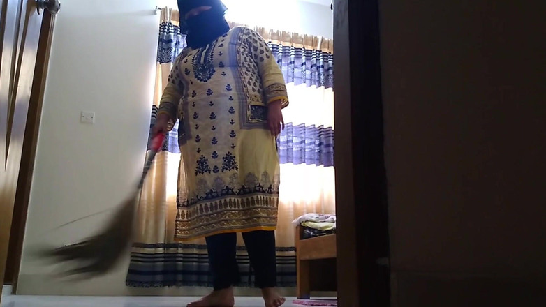 Aria Mia: Šéf kanceláře šuká arabskou muslimskou služku, když byla čistá kancelářská místnost!