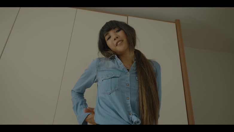 DaringKiara: 私は彼にムラムラさせるものを与えています