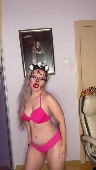 Maricas rendem sua calcinha e salário pertenço a esta deusa dos óculos por Findom Goaldigger