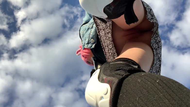 Dirty slut 666: Podívejte se na moji kundičku pod sukní na longboardu