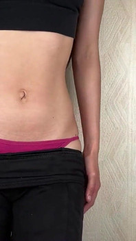 Bellybutton bermain dengan remaja Asia kurus - usikan perut rata berminyak - mainan fetish navel