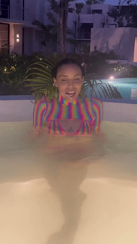 Une Latina Mouillée Me Taquine Au Bord De La Piscine