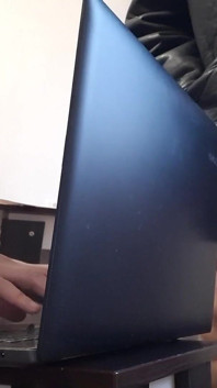 Eu me masturbo arriscadamente perto do meu colega no escritório
