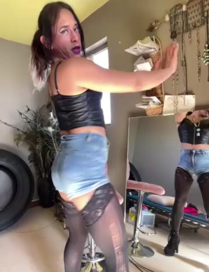 TSJade95: Sexy Lil striptýz, zatímco žije na kameře