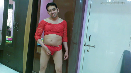 Cute & Nude Crossdresser: Netter sissy transvestört femboy Sweet Lollipop in einem crop top...