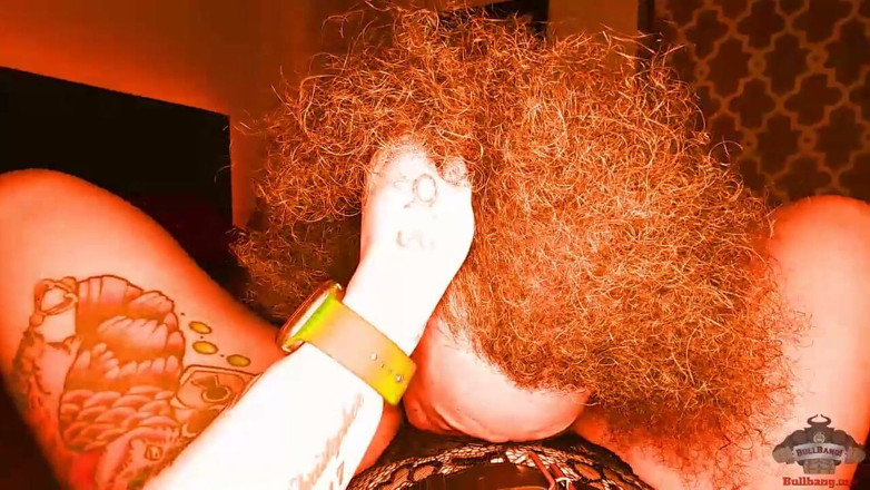 Bull Bang Gang Official: Grande culo latina nella stanza rossa