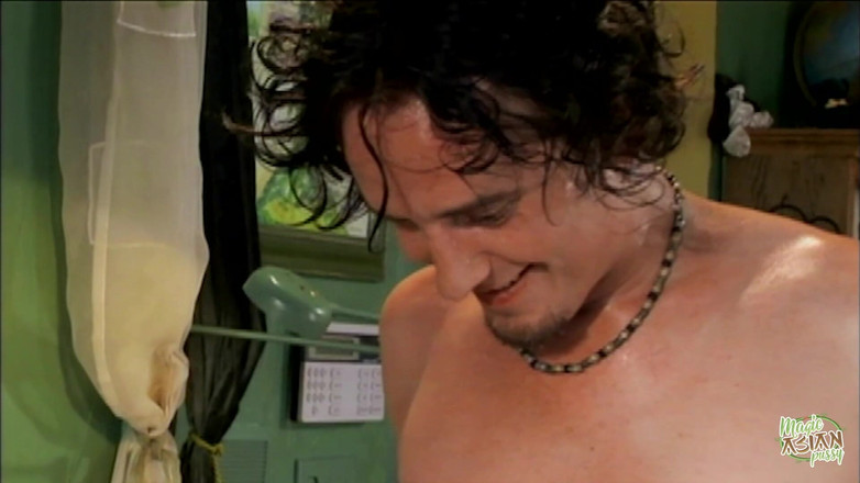 Magic Asian Pussy: Азиатская милфа любит, когда большой белый член жестко идет на нее