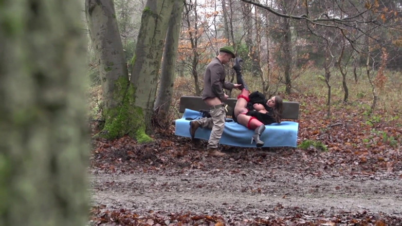 Real Porn Amateur: Sexy milfka je ošukaná v lese poté, co ji viděl...