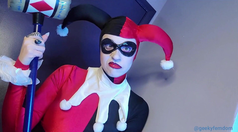 Geeky Femdom: Harley membantu malam