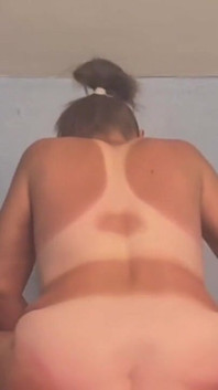 La vecchia matrigna è una porca sexy! Ama spalancare e scoreggiare il seme dal suo buco del culo!