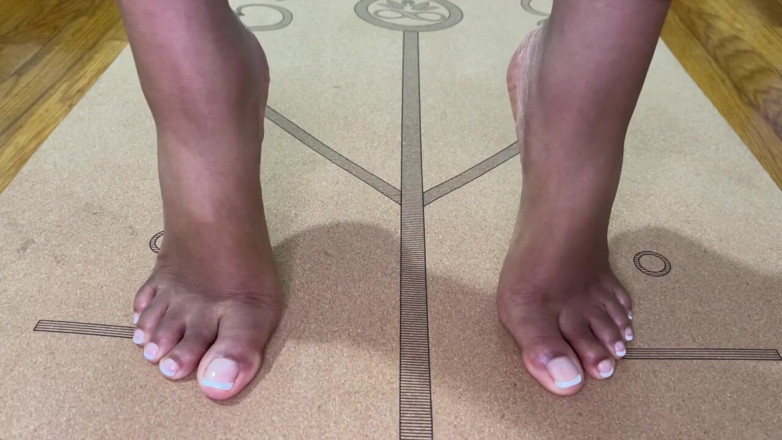 Pink Foxx: Чернокожая Yogi показывает свои ступни