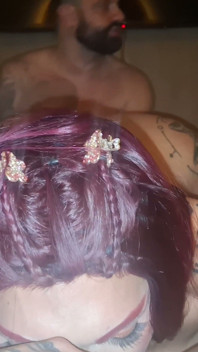 Trisalismo diferente: hombre, mujer y trans enorme toda la noche en un motel
