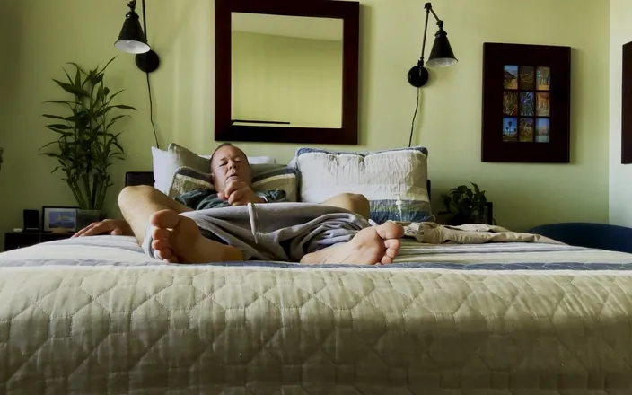 Barefoot Blake: Feet View Bate and Cum