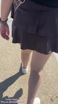 Wystawa w mikro spódniczce anal plug publicznie