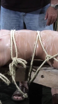 Une salope asiatique ligotée à lunettes se fait caresser la chatte avec un Hitachi par maledom