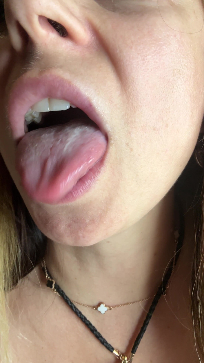 LarisaCum: Fétiche de la bouche d’une brune brillante et sexy