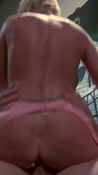 Esta zorra insaciable milf sabe tomarlo