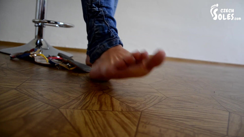 Czech Soles - foot fetish content: Cerise et pieds nus sexy en sandales