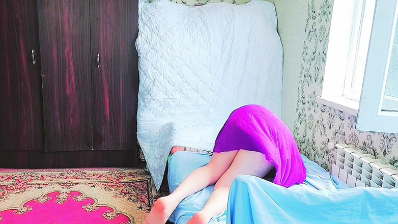 Kitty_Cross: प्यारी ट्रांस लड़की coy Smile के साथ दीवार के खिलाफ झुक रही है