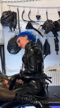 ミイラ化カッコウのミストレスとミス・リリーがゴム製の物の前でセックス