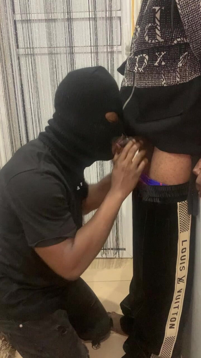 Enigmatic Buoy: 펠라를 구걸하는 발정난 스트레이트 트윈크.