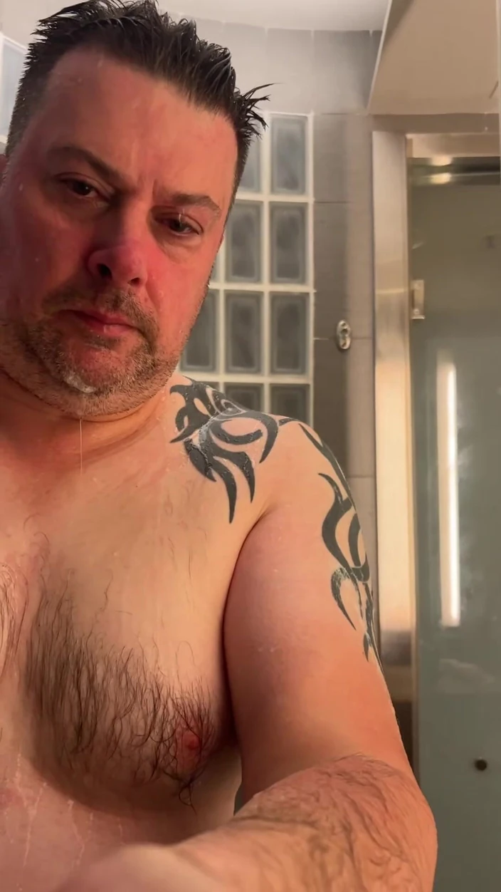 uktattooedchub74: Un mec pulpeux prend une douche - 2