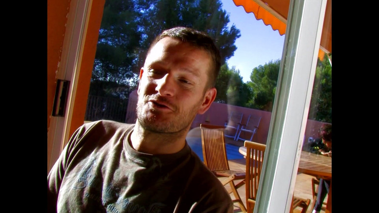 Adultwhisper: Gelukkige kerel neukt twee jonge sletten aan het zwembad