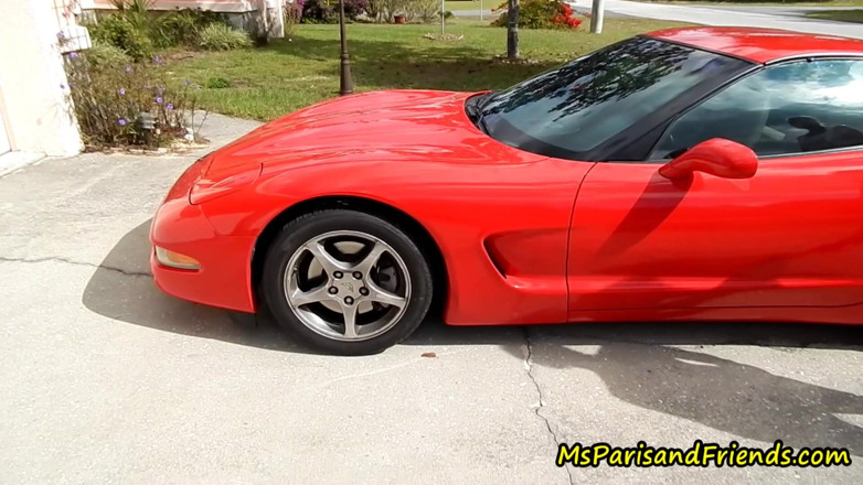 Ms Paris and Friends: Corvette Revving получает горячую моторную