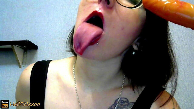 HellENXxOo: 彼女は吸うのが大好き