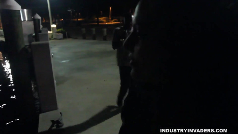 Naked Hustlers: 歩道で犯される