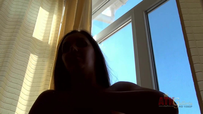 ATKIngdom Fans: Masturbare cu gagica brunetă sexy Jay Dee
