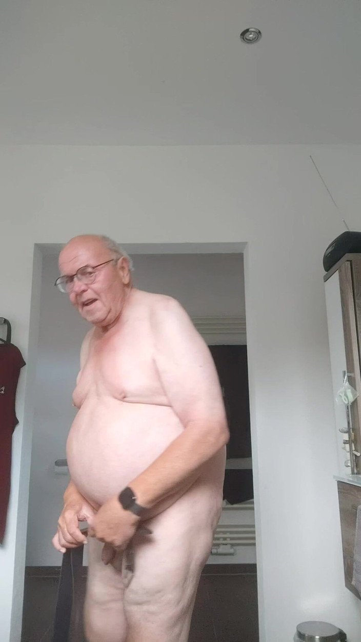 Karlchengeil: मूतना, बेल्टिंग और सख्त लंड खेलना