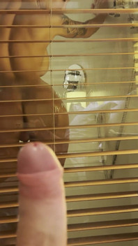 Monika Fox se masturbe à la maison sous la douche