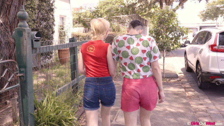 Girls Out West: Țâțoasa Luca și Billie cu țâțe mici își ling și își ating reciproc pizda păroasă