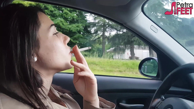 Smokin Fetish: Petra обожает курить ciggaretes в ее машине