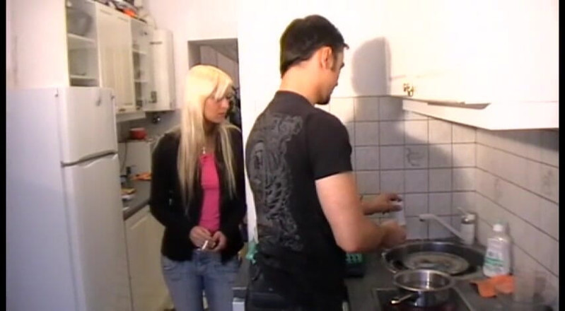 Femdom Austria: Huisslaaf moet de keuken schoonmaken