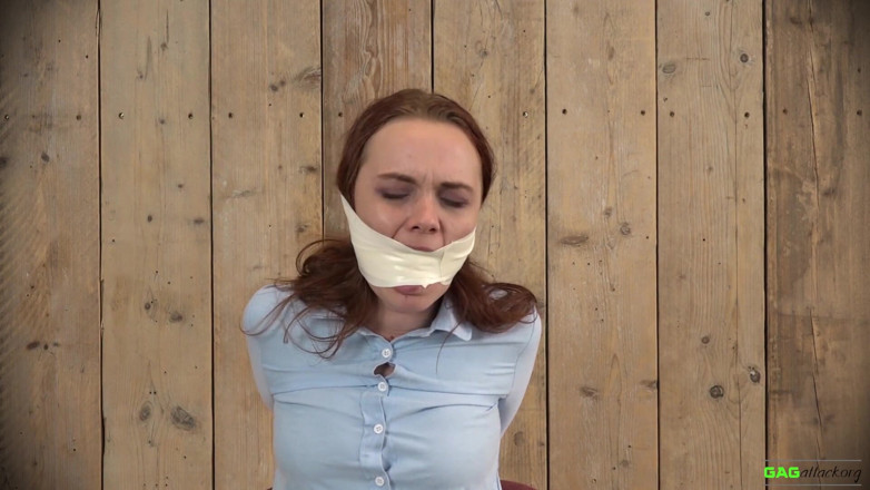 Gag Attack: Roxy - Microfoam tape bâillonnée