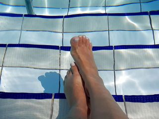 Fetish intimmedia: Gioco di feticismo del piede in piscina