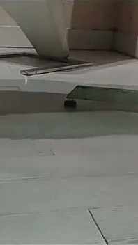 Moranguinho muestra los pies en medias de red