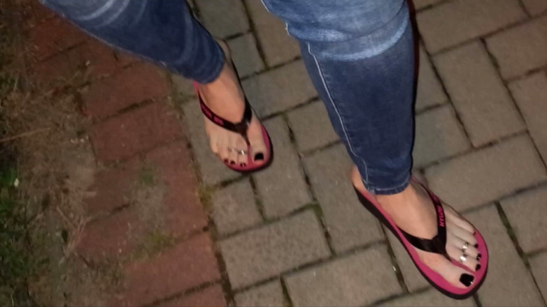 Heelex: Crossdresser i Mycket sexig Flip Flops går på gatan